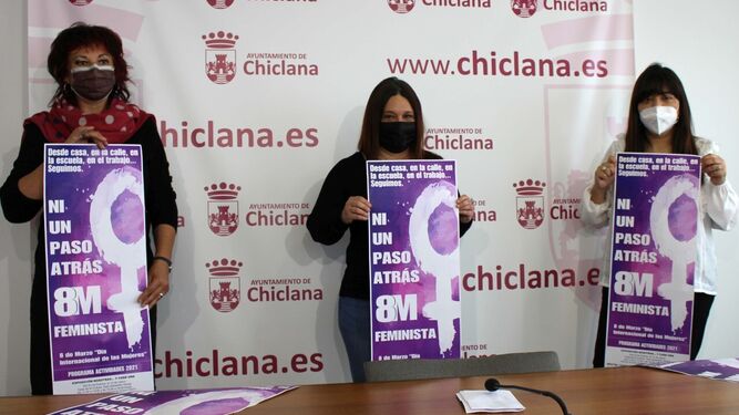La edil Susana Rivas, en el centro, con representantes de entidades de mujeres