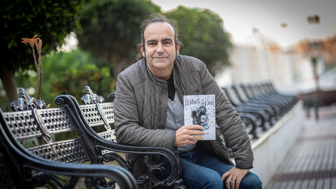 Manolo Camacho posa con 'El libreto del 2021'.