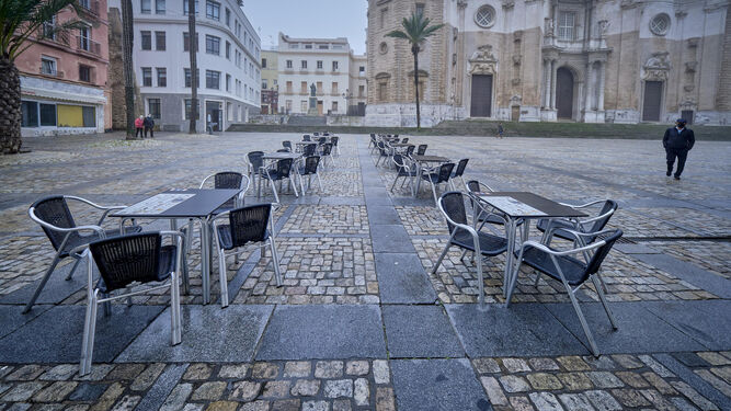 Una terraza vacía en la plaza de la Catedral de Cádiz.