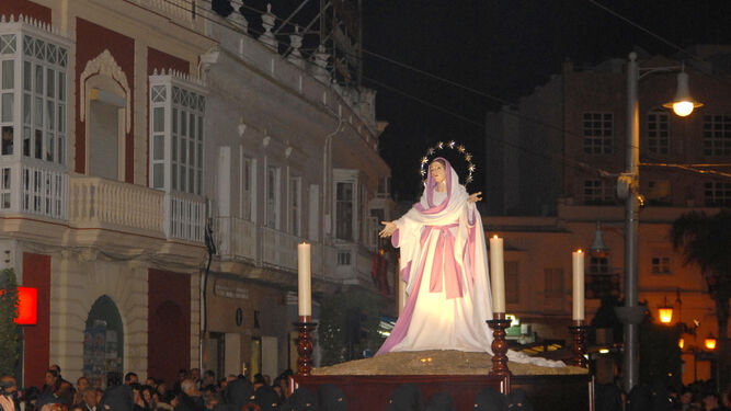Nuestra Señora del Rosario procesiona por San Fernando, en una imagen de archivo.
