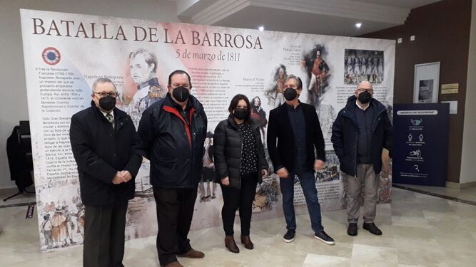 Momento de la presentación de los paneles sobre la Batalla de La Barrosa.