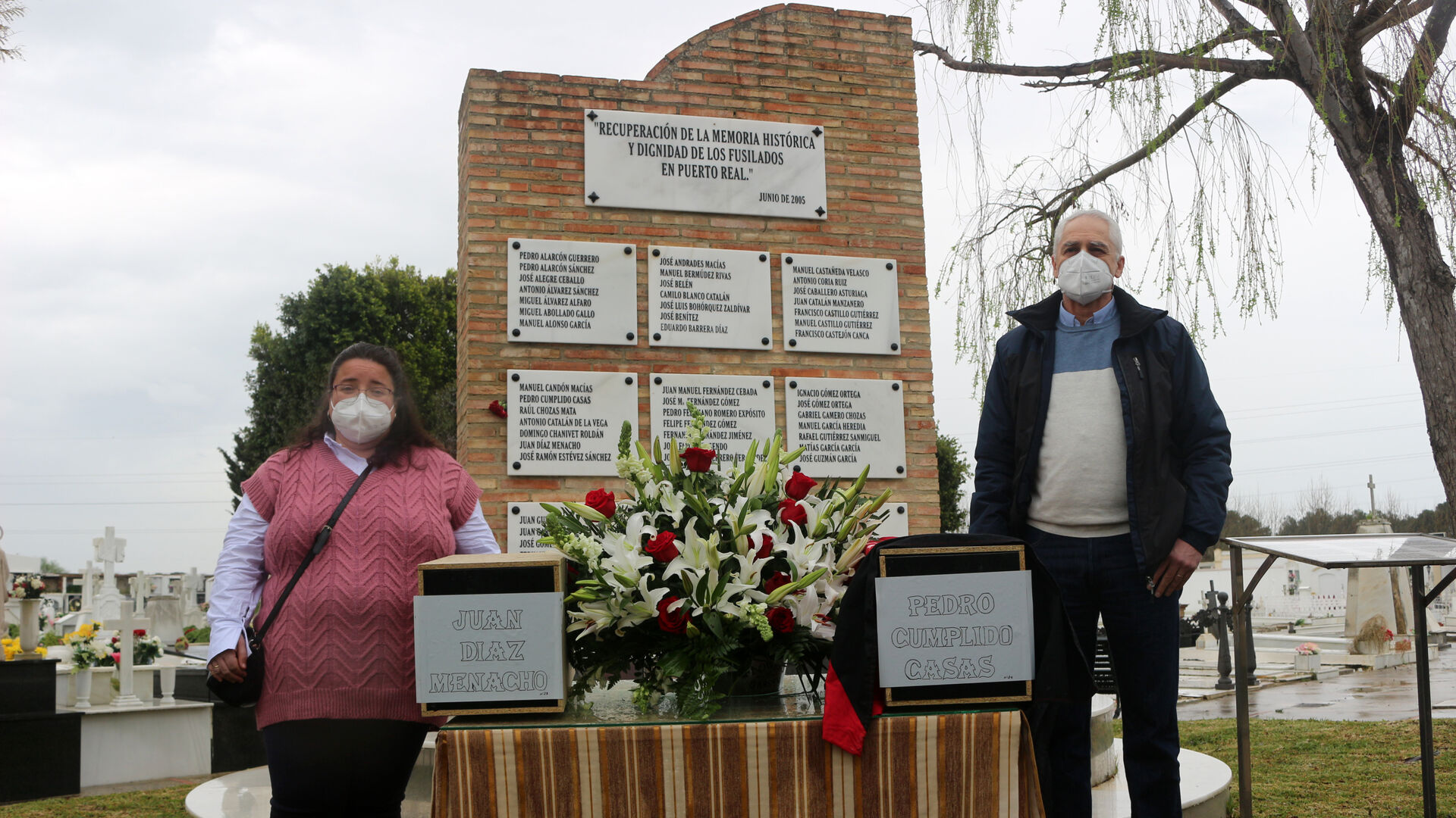 Familiares de los represaliados localizados junto a sus restos mortales