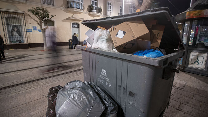 Contenedores de basura, en la calle Real de San Fernando.