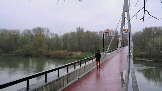 Pasarela peatonal sobre el río Ebro, en Logroño.