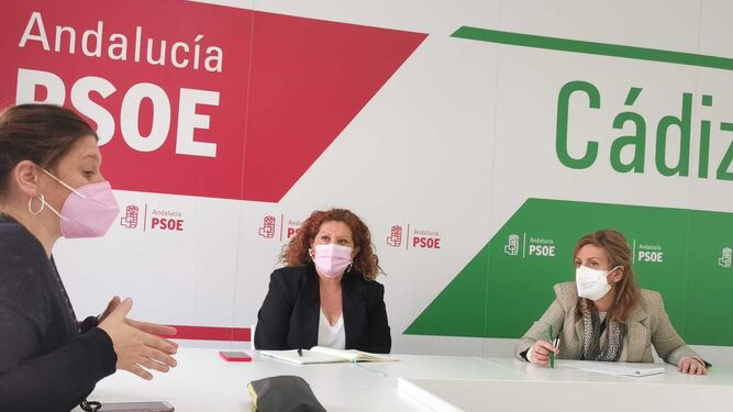 Un momento de la reunión con Flampa Gades presidida por la portavoz del PSOE en el Ayuntamiento de Cádiz, Mara Rodríguez.