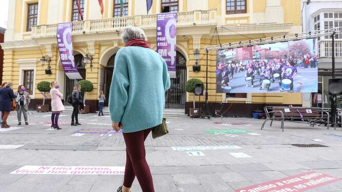 Carteles en el centro de Chiclana para celebrar el 8M
