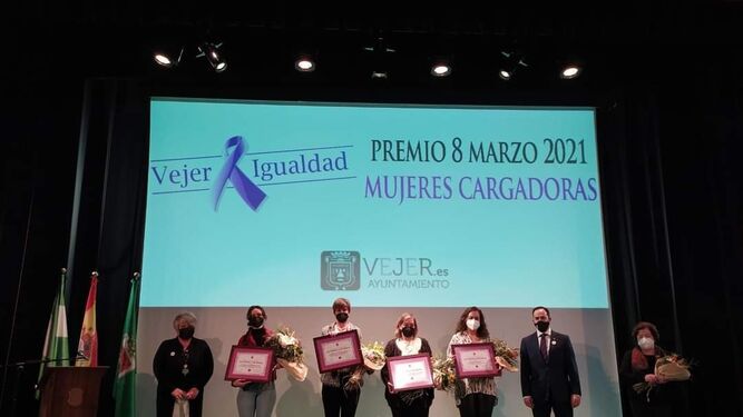 Representantes de los distintos colectivos de mujeres cargadoras tras recibir el premio.