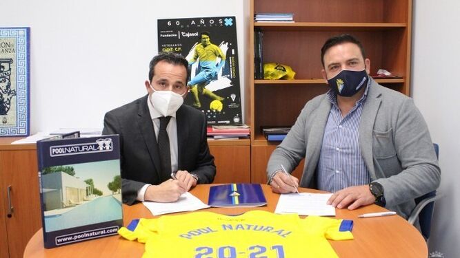 Momento de la firma del contrato entre el club y la empresa sanluqueña.