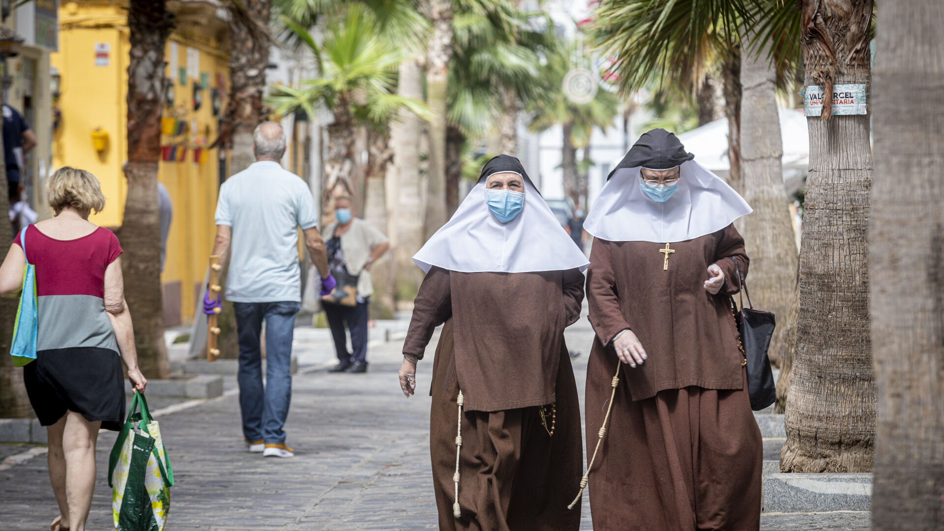 21/05/2020 11:59 AM. Religiosas pasean por la calle de La Palma.