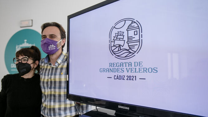 Los ediles José Ramón Páez y Monte Mures junto al logotipo de la Regata.