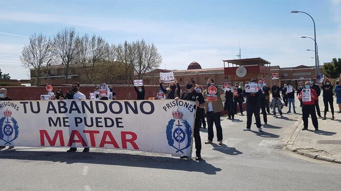 Una imagen de la protesta celebrada este lunes ante las prisiones.