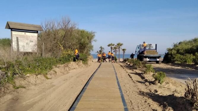 Trabajos de acondicionamiento del acceso de la playa de Marielo hace unos días.
