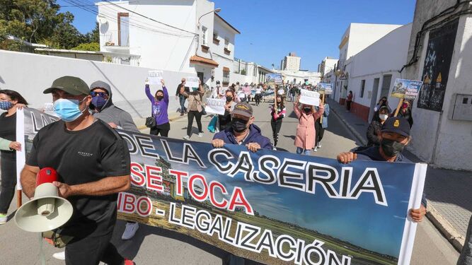 Vecinos y pescadores de La Casería se manifiestan por la playa en San Fernando