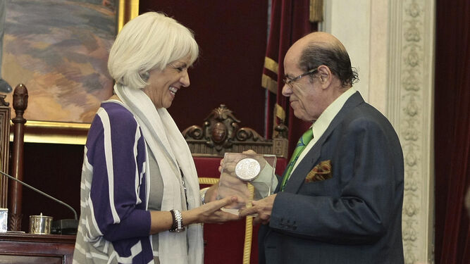 El popular Pepe Manteca recogiendo el galardón a la promoción turística de Cádiz, de manos de Teófila Martínez