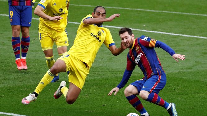 Fali intenta taponar a Messi en el duelo de la segunda vuelta.