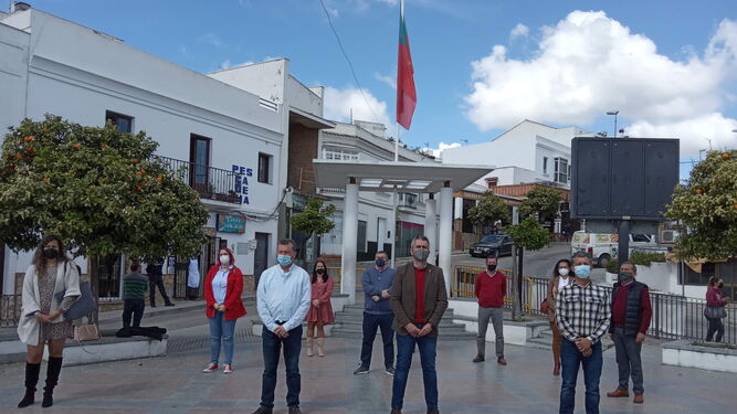 El alcalde junto al resto de la Corporación tras izar la bandera del municipio.