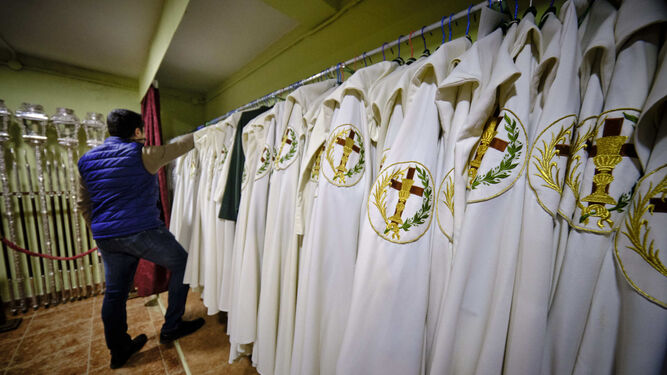 Las túnicas de El Huerto, colgadas en el armario de la casa de hermandad al no haber reparto por segundo año consecutivo.