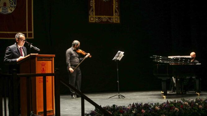 Un pregón acompañado por la música de un piano y un violín.