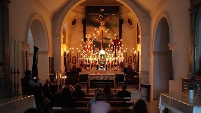 Celebración de la primera jornada del quinario, ayer domingo en la Capilla del Santo Cristo.