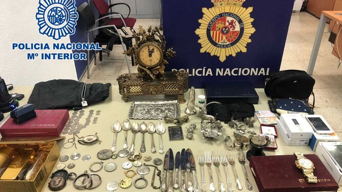 Algunos de los objetos intervenidos en la operación policial.