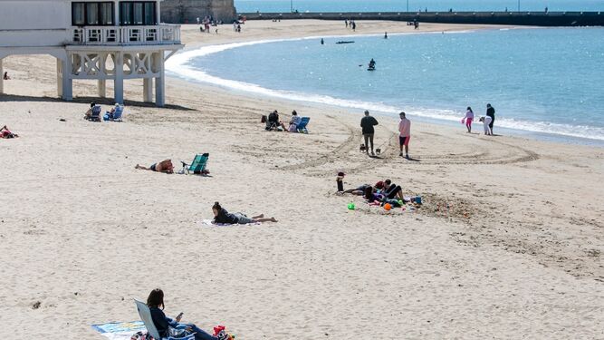 Imagen de la playa de la Caleta con el buen tiempo de la semana pasada.