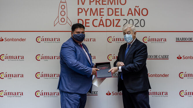 Ángel Juan Pascual, presidente de la Cámara de Cádiz, entrega el IV Premio Pyme del Año a Diego Chaves, vicepresidente de Coasa