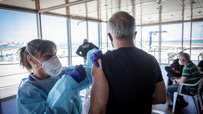 Una sanitaria administra la vacuna de AstraZeneca esta mañana en Elcano.