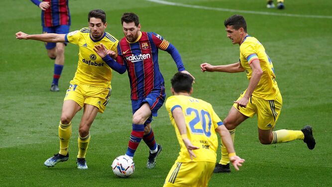 Tres jugadores del Cádiz rodean a Messi en el Camp Nou.