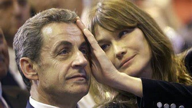 Nicolas Sarkozy recibe muestras cariñosas de su mujer, Carla Bruni, en uno de sus actos públicos.