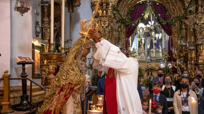 El dominico Juan Franco impone a la Virgen de la Caridad, de la cofradía de Las Penas, la nueva corona este Domingo de Ramos.