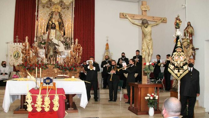 El acompañamiento musical durante la celebración religiosa.
