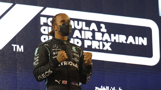 Hamilton celebra su victoria en el GP de Baréin.