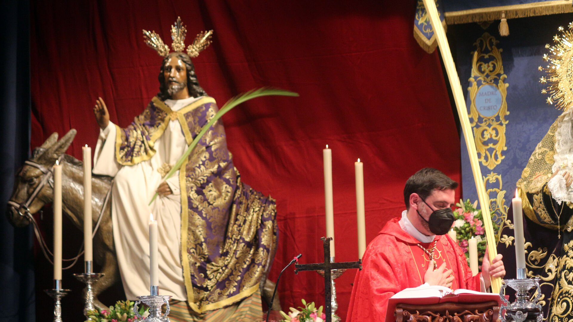 El Padre Jos&eacute; Carlos Mellado ante el Cristo de la Borriquita