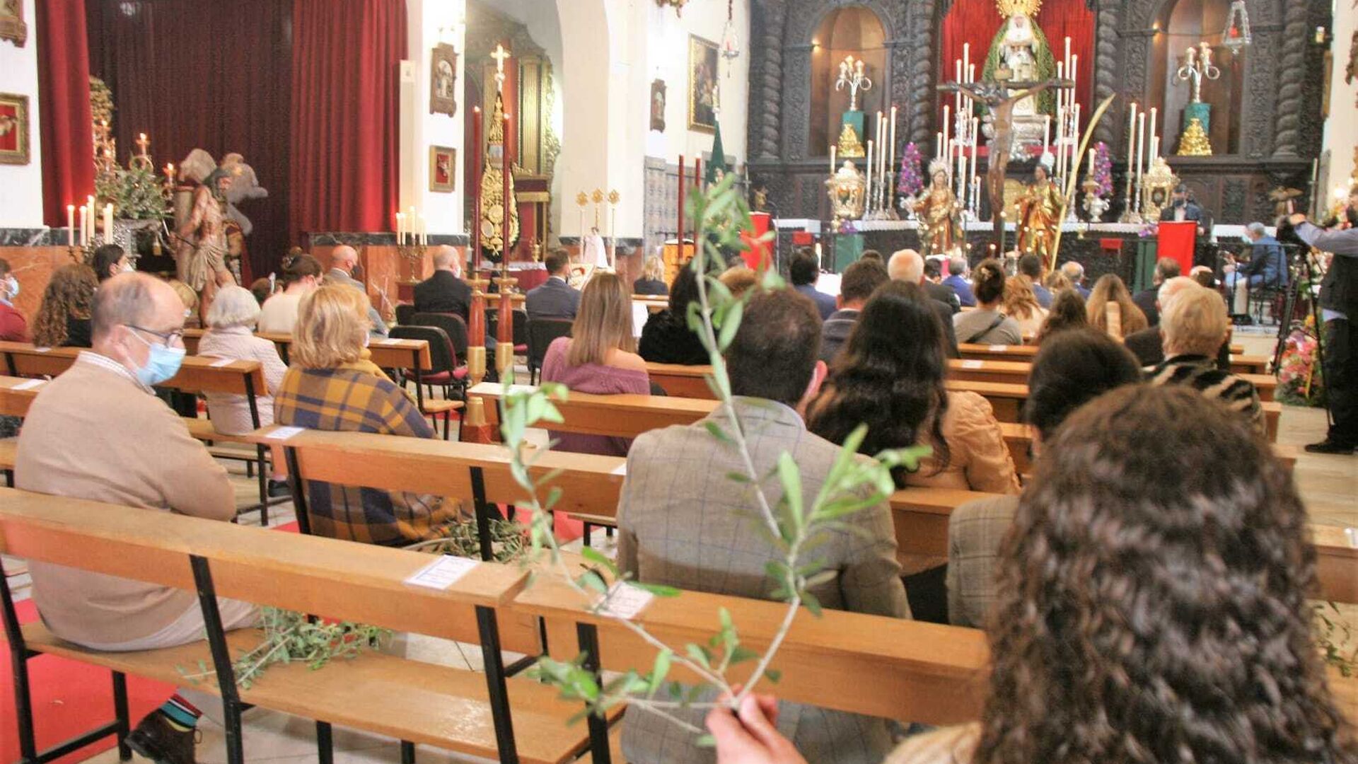 Los fieles asistieron a la parroquia de San Joaqu&iacute;n con ramos de olivo.