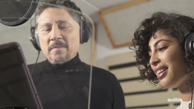 Carlos Bardem en la grabación con Mina del audiolibro 'The Sandman' para Audible