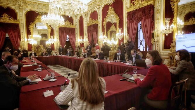 La ministra durante la reunión esta mañana con el Patronato de Turismo de Cádiz en la Diputación.