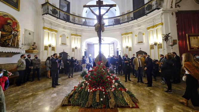 La imponente imagen del Cristo de la Misericordia, en el centro de la iglesia de La Palma