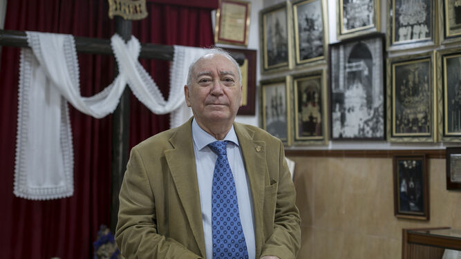 José Luis Pájaro posa en la sede de su asociación en la calle Robles.