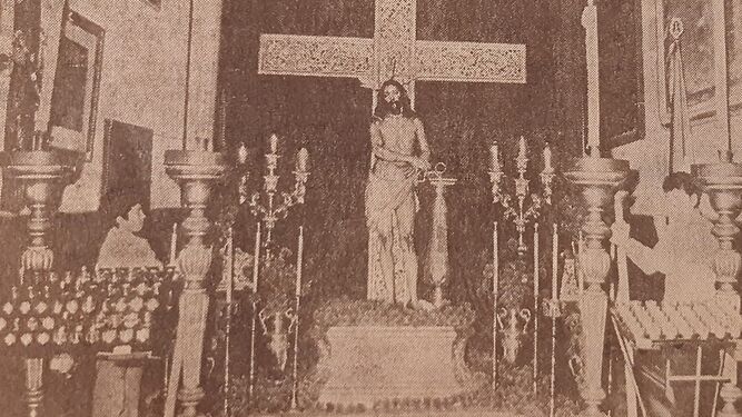 El Señor atado a la Columna, en besapié el Martes Santo de 1971.