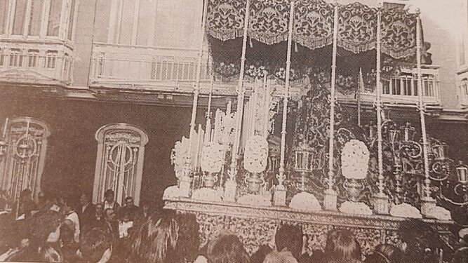 La Virgen de la Luz, tras salir del Oratorio en la Semana Santa de 1996.