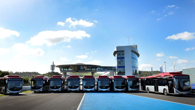 Los nueve autobuses urbanos de la marca Otokar el día de su presentación en el Circuito.