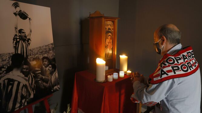 Un aficionado reza en Bilbao a un altar dedicado a San Mamés.
