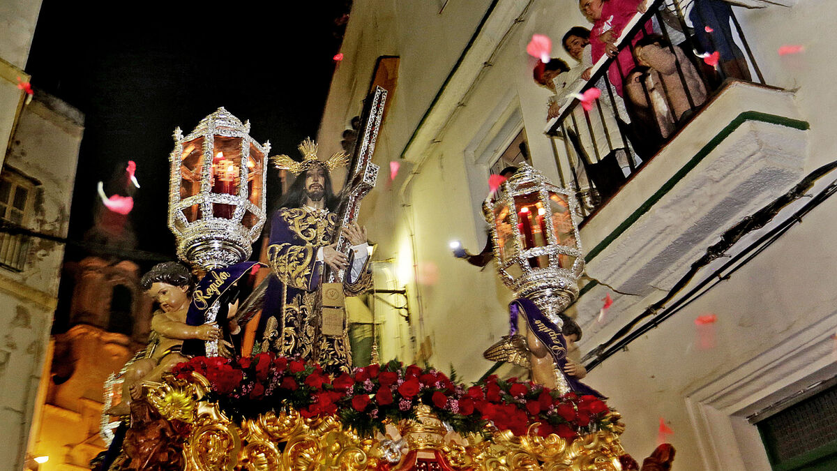 El Nazareno baja por la calle Santa María.