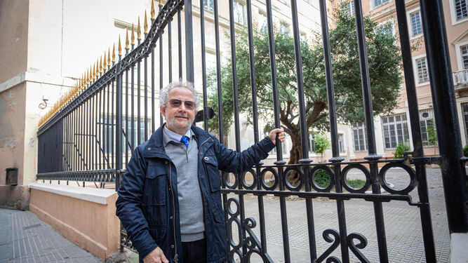 José María Esteban ante la verja de acceso al patio en el que se encuentra la entrada a la Academia de Bellas Artes.