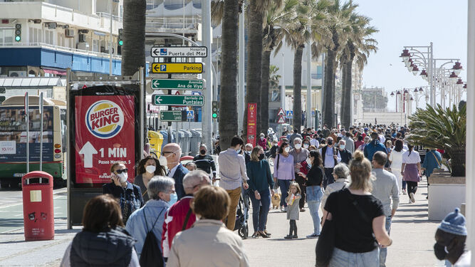 Decenas de personas caminando por el Paseo Marítimo de Cádiz días atrás