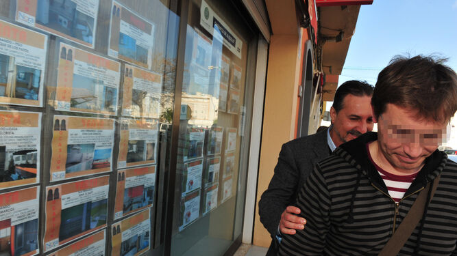 Clemente Ruiz (detrás), con un agente en el registro de su inmobiliaria, en abril de 2009.