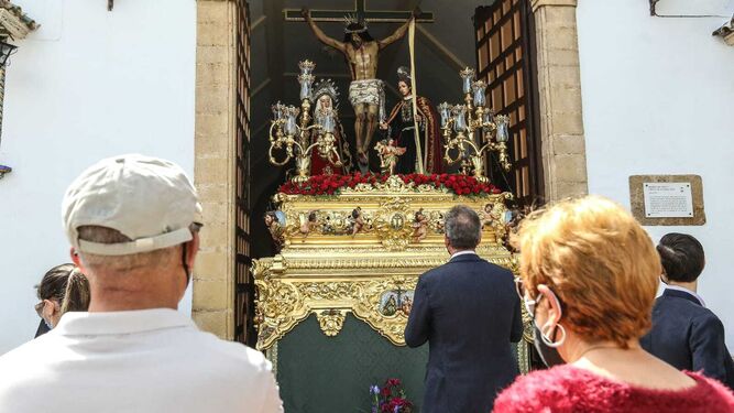El paso de Vera Cruz, a las puertas de su capilla durante la jornada del Viernes Santo.