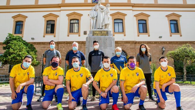 El nuevo equipo posa junto a la estatua de Don Bosco, en el Colegio Salesiano San Ignacio.