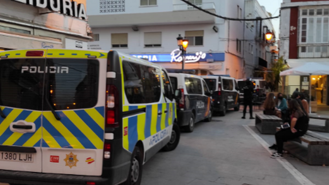 Una imagen de los furgones policiales aparcados el viernes en la Plaza de la Herrería.
