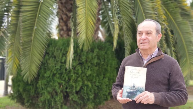 Alfonso Pavón posa con su novela 'Me costó un infierno dejarte'